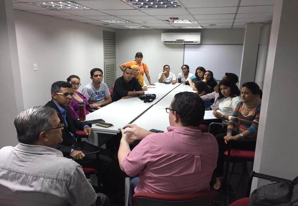 Miembros del equipo reunido